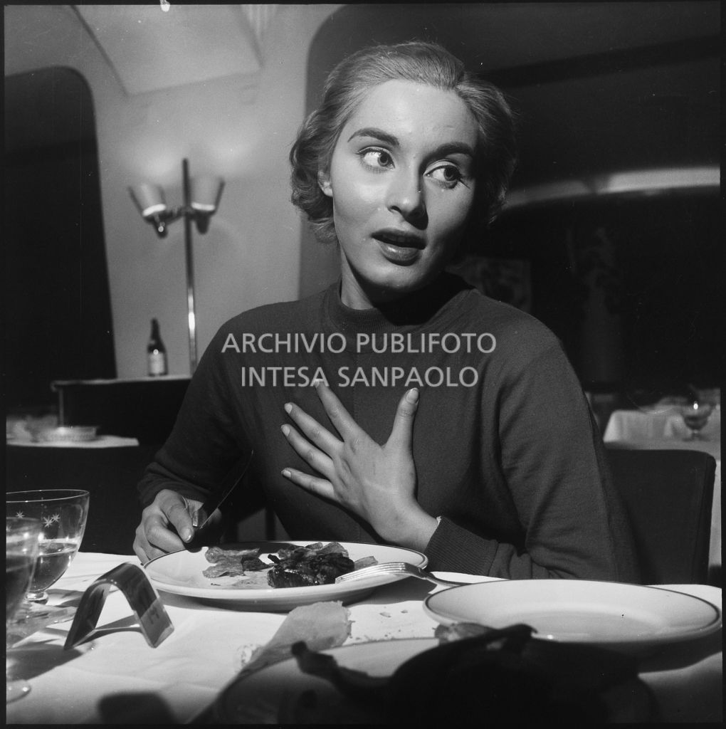 Marcella Mariani, Miss Italia 1953, cena in un locale notturno di Milano<br>201873