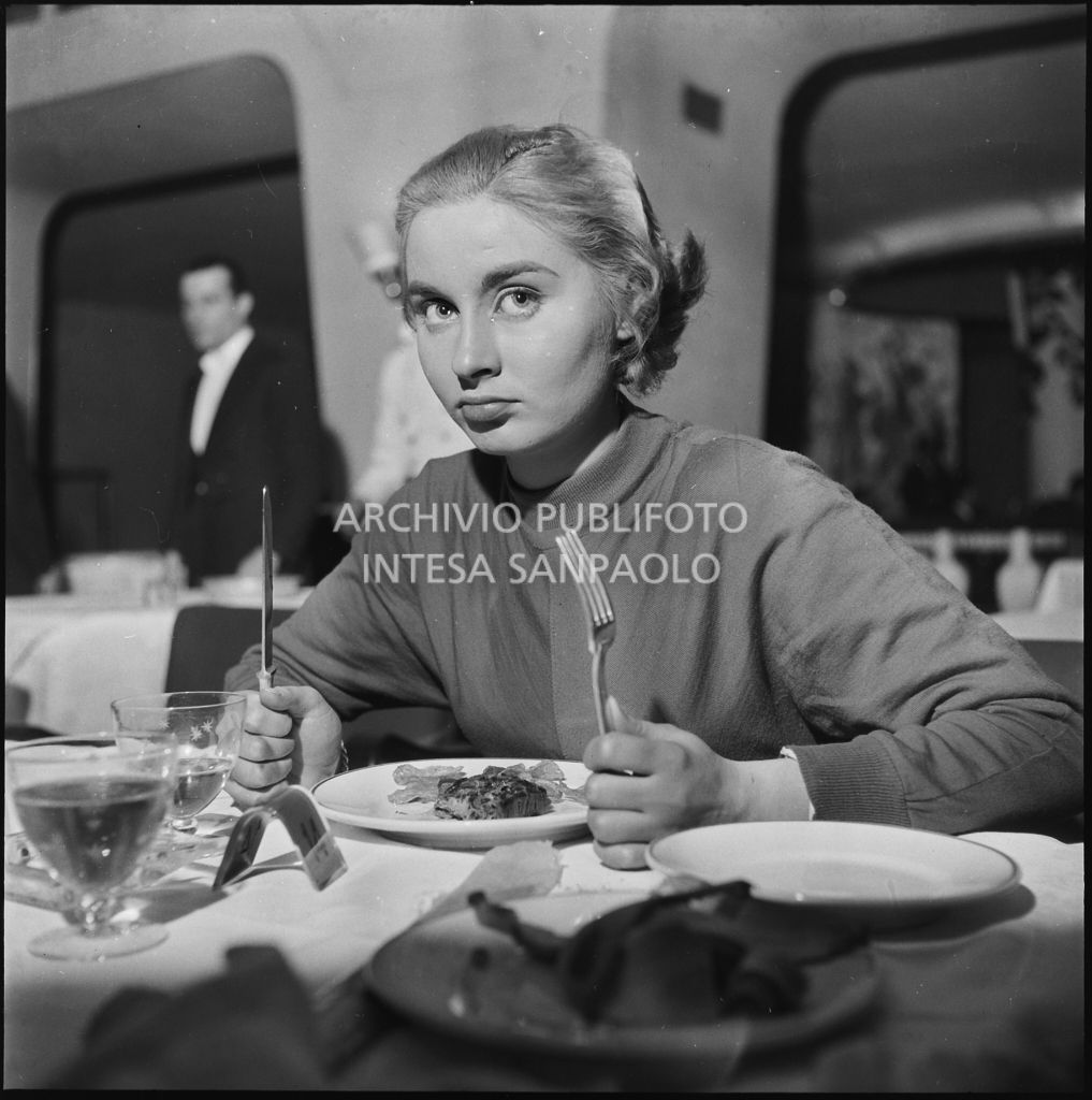 Marcella Mariani, Miss Italia 1953, cena in un locale notturno di Milano<br>201874