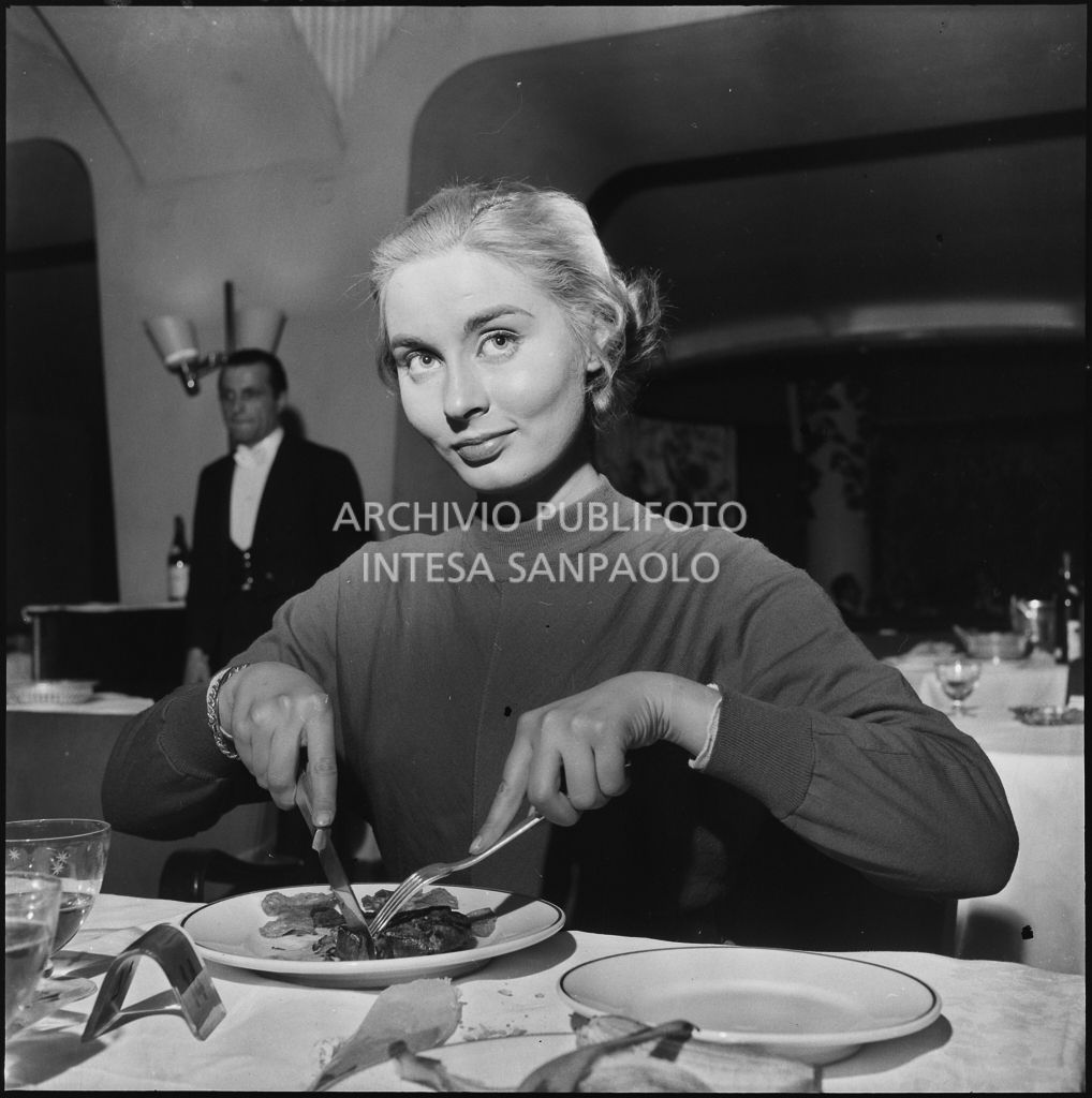 Marcella Mariani, Miss Italia 1953, cena in un locale notturno di Milano<br>201875