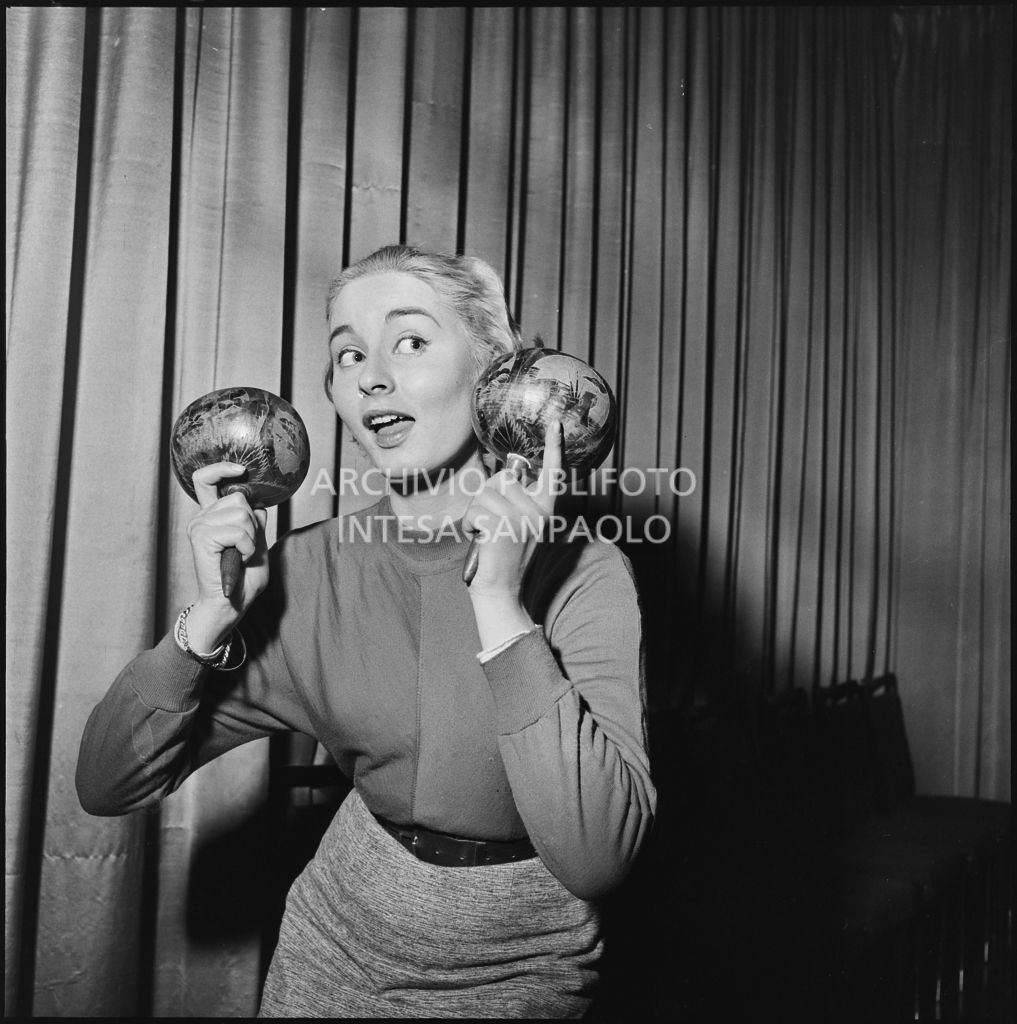 Marcella Mariani, Miss Italia 1953, suona due maracas in un locale notturno di Milano<br>201876