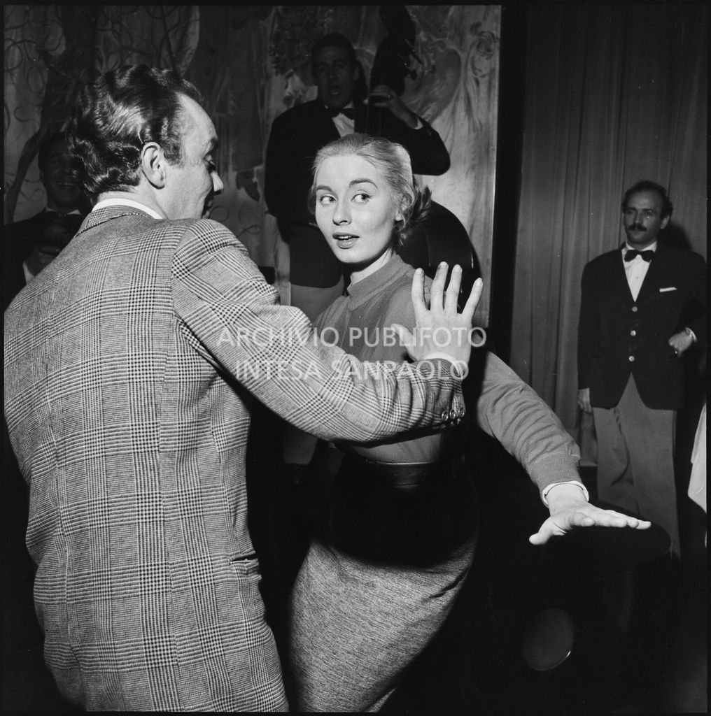 Marcella Mariani, Miss Italia 1953, danza con un uomo in un locale notturno di Milano<br>201877