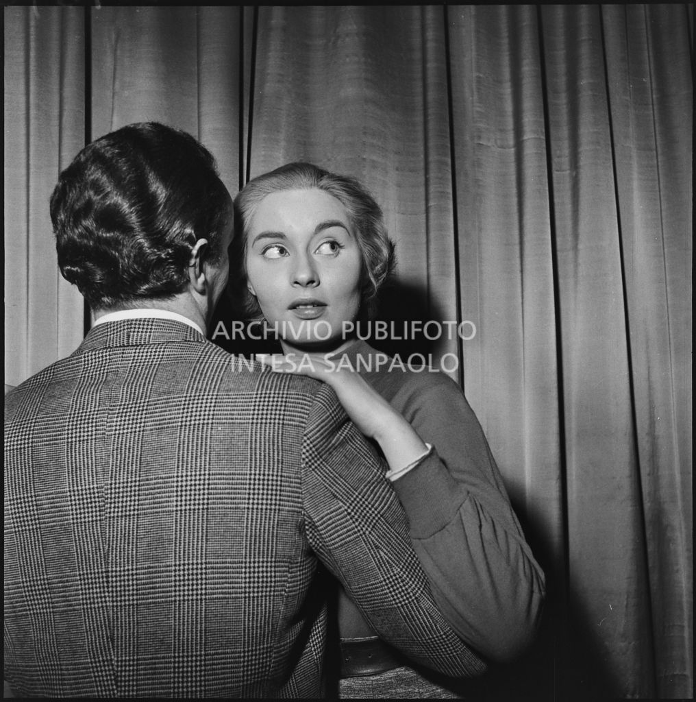 Marcella Mariani, Miss Italia 1953, danza con un uomo in un locale notturno di Milano<br>201878