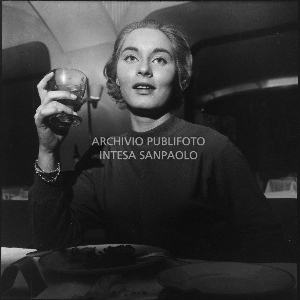 Marcella Mariani, Miss Italia 1953, cena in un locale notturno di Milano<br>201879