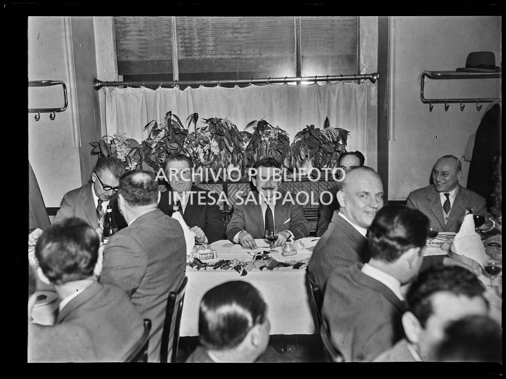 Banchetto organizzato per la visita del sindaco di Milano Virgilio Ferrari ad una caserma della città<br>201882