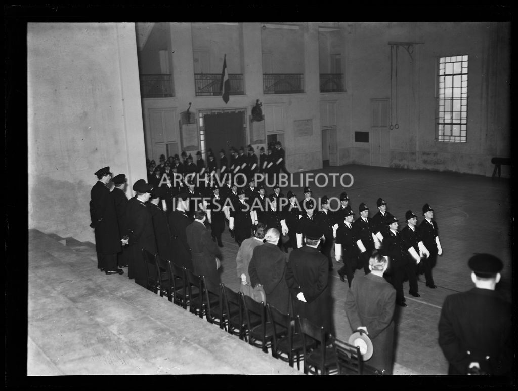 I nuovi vigili marciano di fronte al sindaco di Milano in occasione di una sua visita alla caserma<br>201886