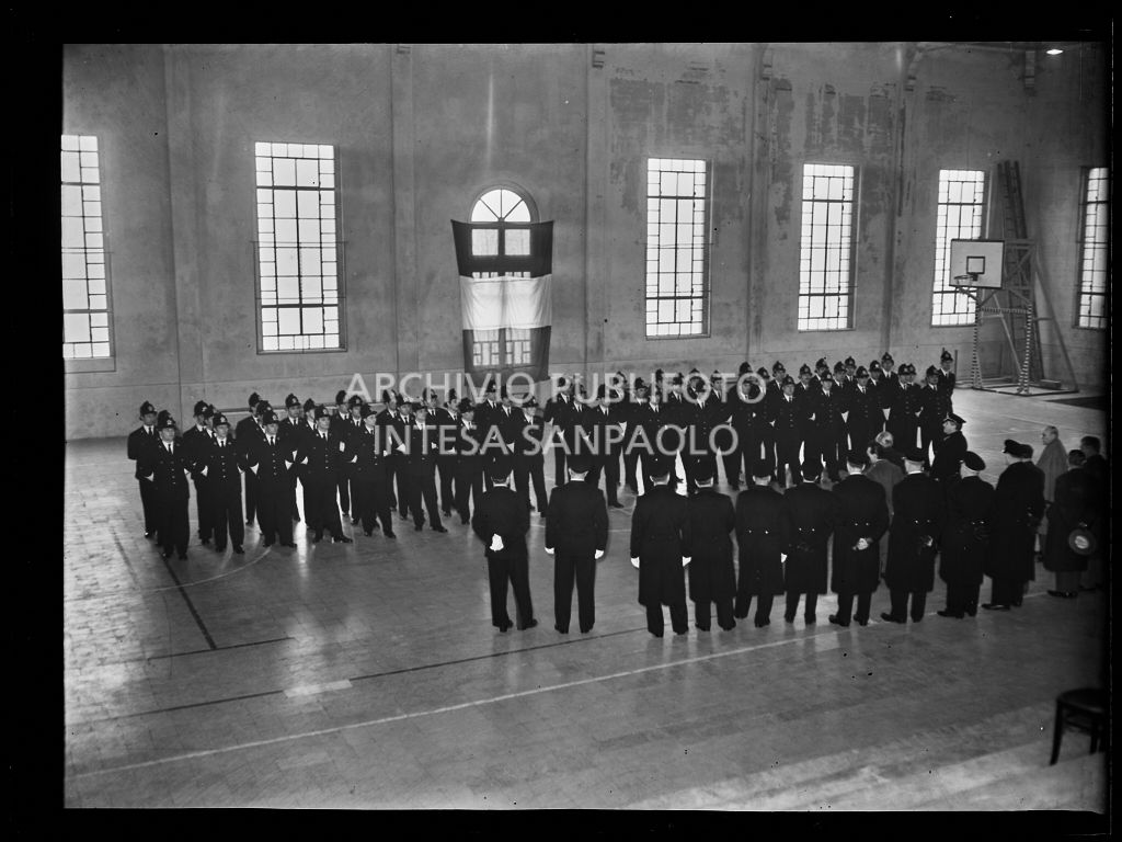 I nuovi vigili schierati di fronte al sindaco di Milano in occasione di una sua visita alla caserma<br>201888