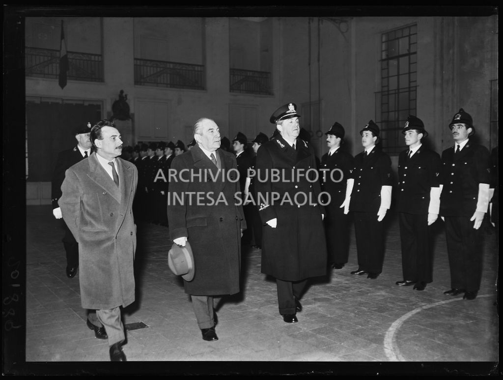 I nuovi vigili schierati di fronte al sindaco di Milano in occasione di una sua visita alla caserma<br>201889