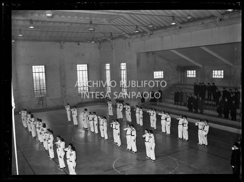 I nuovi vigili schierati di fronte al sindaco di Milano in occasione di una sua visita alla caserma<br>201890