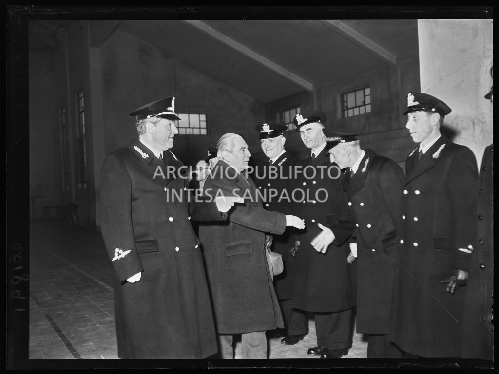 Il sindaco di Milano Virgilio Ferrari saluta le cariche della caserma in occasione di una sua visita<br>201891