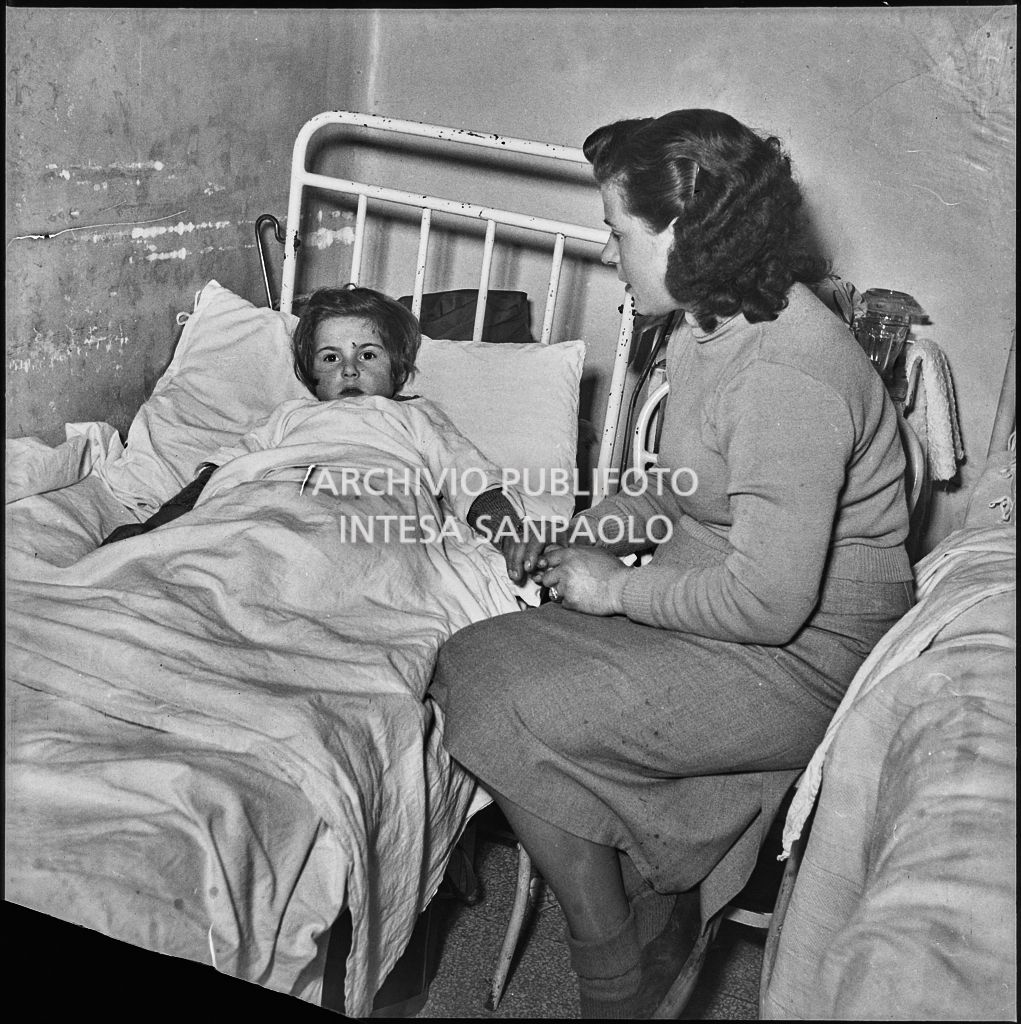 La bambina Antonia Damato, ferita dallo scoppio di una bomba ad Arese, accudita dalla madre<br>201892
