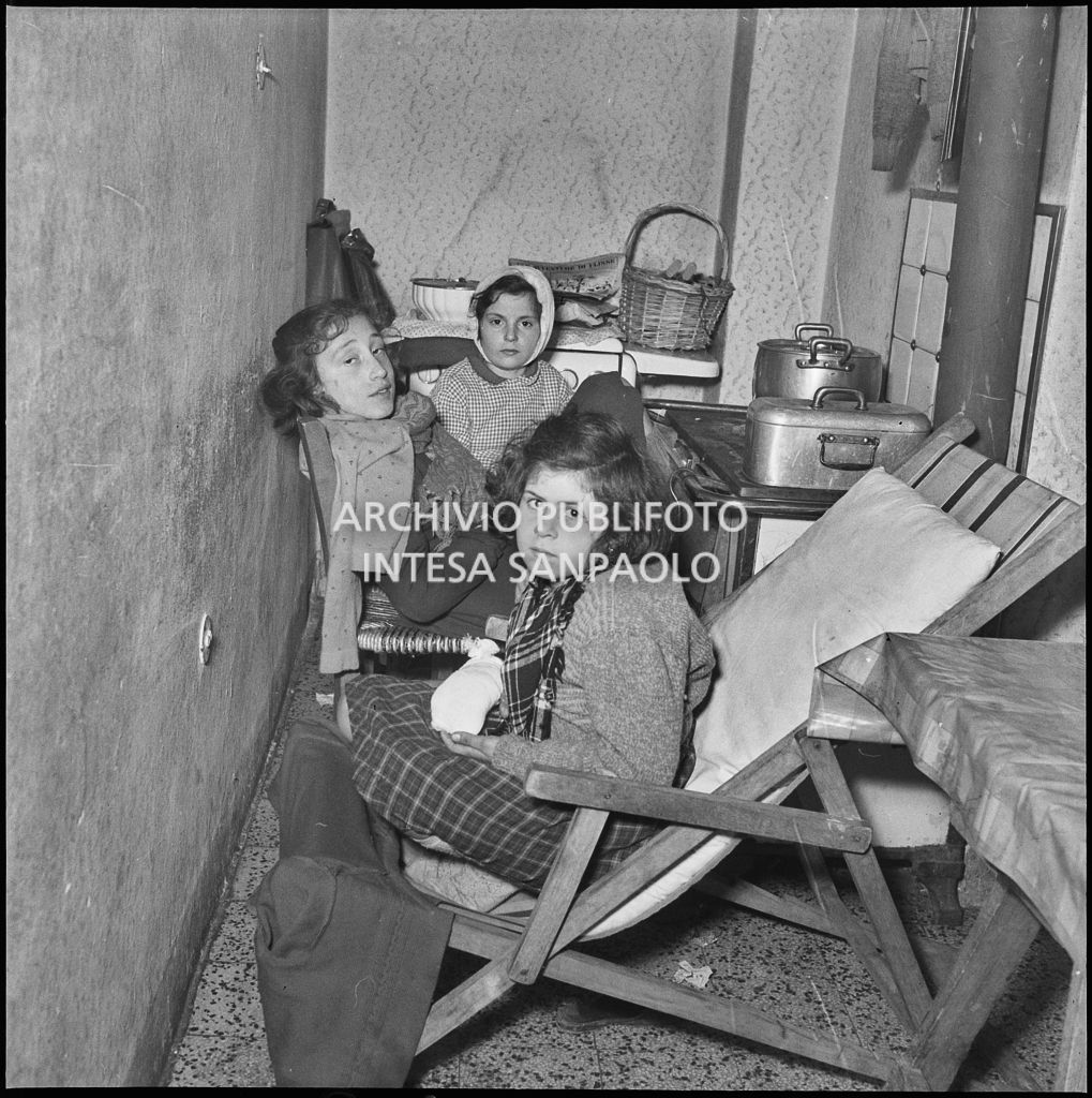 Le bambine (da sinistra) Enrica Cislaghi, Luigia e Maria Damato ferite a causa dello scoppio di una bomba ad Arese<br>201895