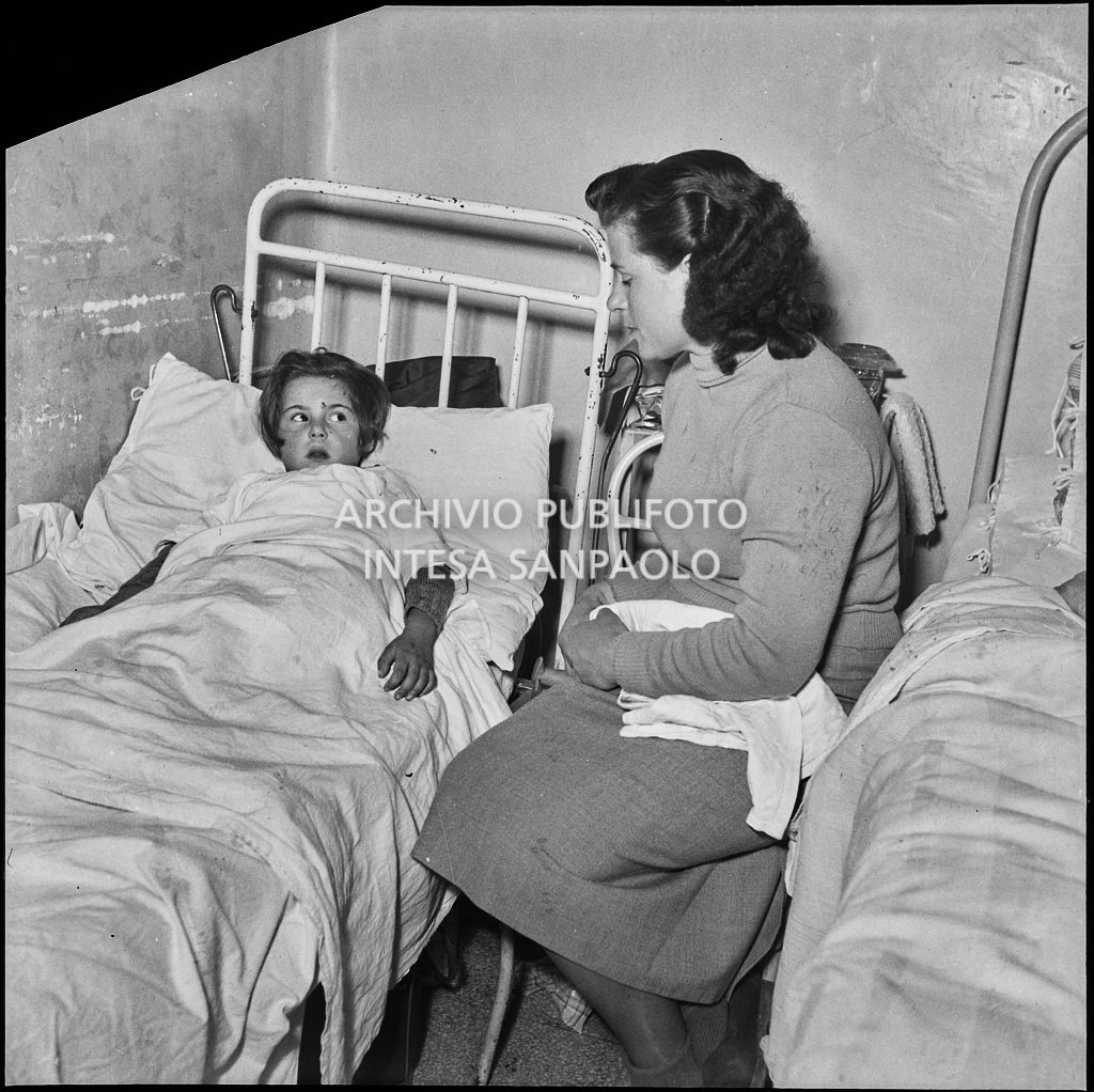 La bambina Antonia Damato, ferita dallo scoppio di una bomba ad Arese, accudita dalla madre<br>201896