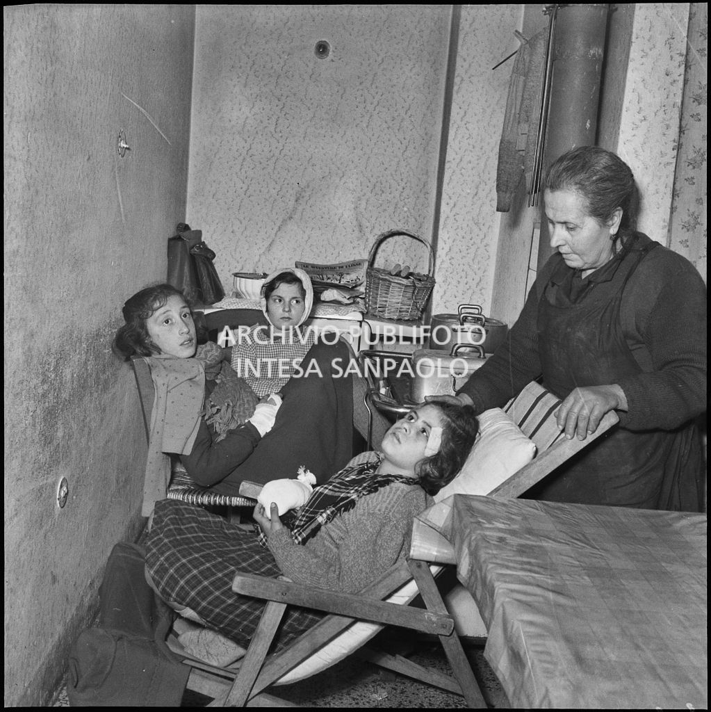 Le bambine (da sinistra) Enrica Cislaghi, Luigia e Maria Damato ferite a causa dello scoppio di una bomba ad Arese<br>201897