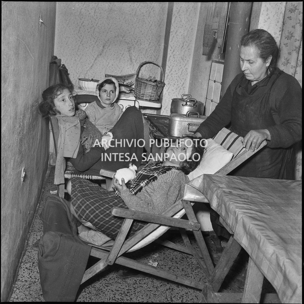 Le bambine (da sinistra) Enrica Cislaghi, Luigia e Maria Damato ferite a causa dello scoppio di una bomba ad Arese<br>201898