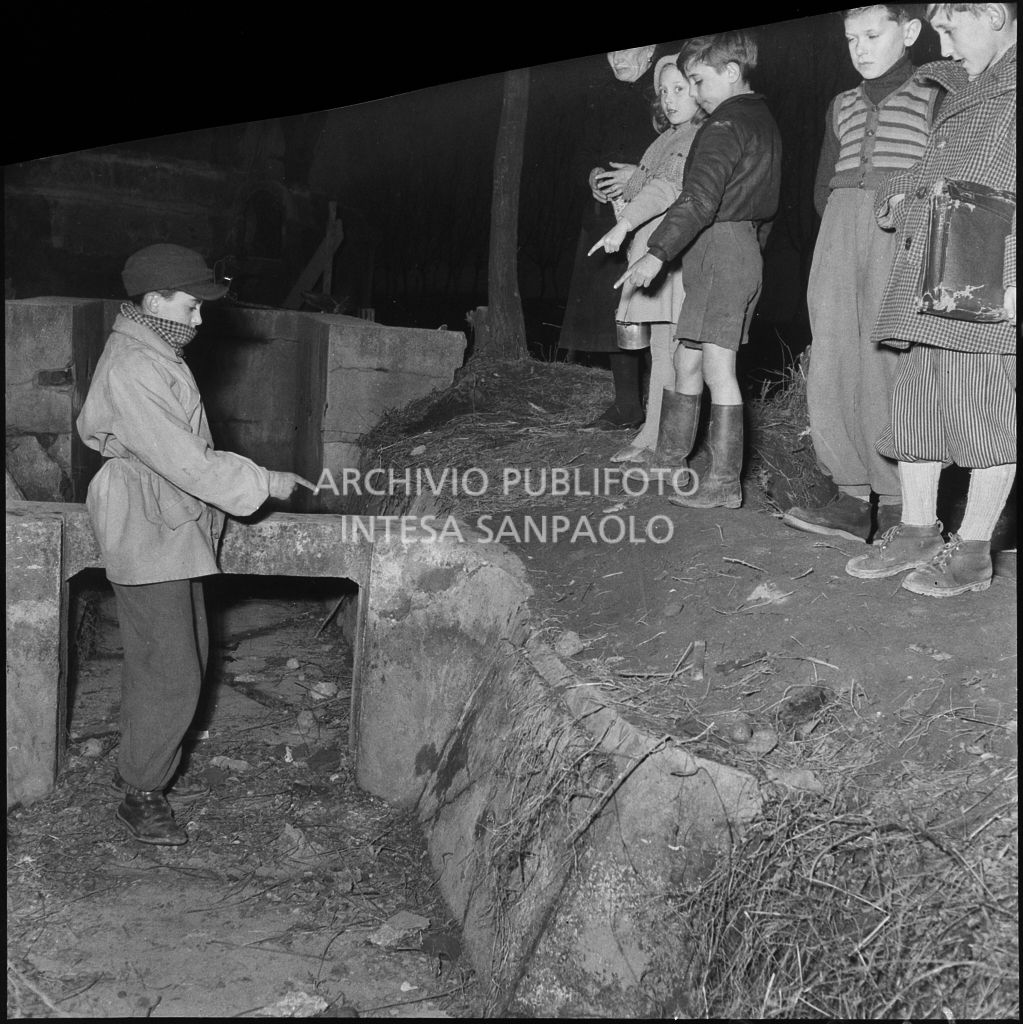 Alcuni bambini mostrano il luogo in cui è stata trovata la bomba scoppiata ad Arese<br>201899