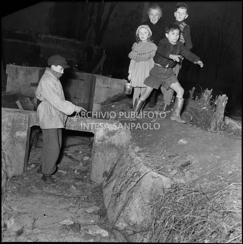 Alcuni bambini mostrano il luogo in cui è stata trovata la bomba scoppiata ad Arese<br>201903