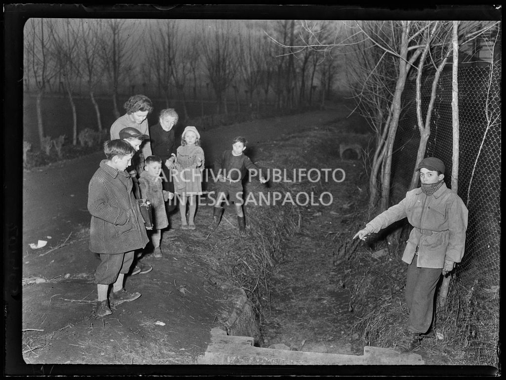 Alcuni bambini mostrano il luogo in cui è stata trovata la bomba scoppiata ad Arese<br>201905