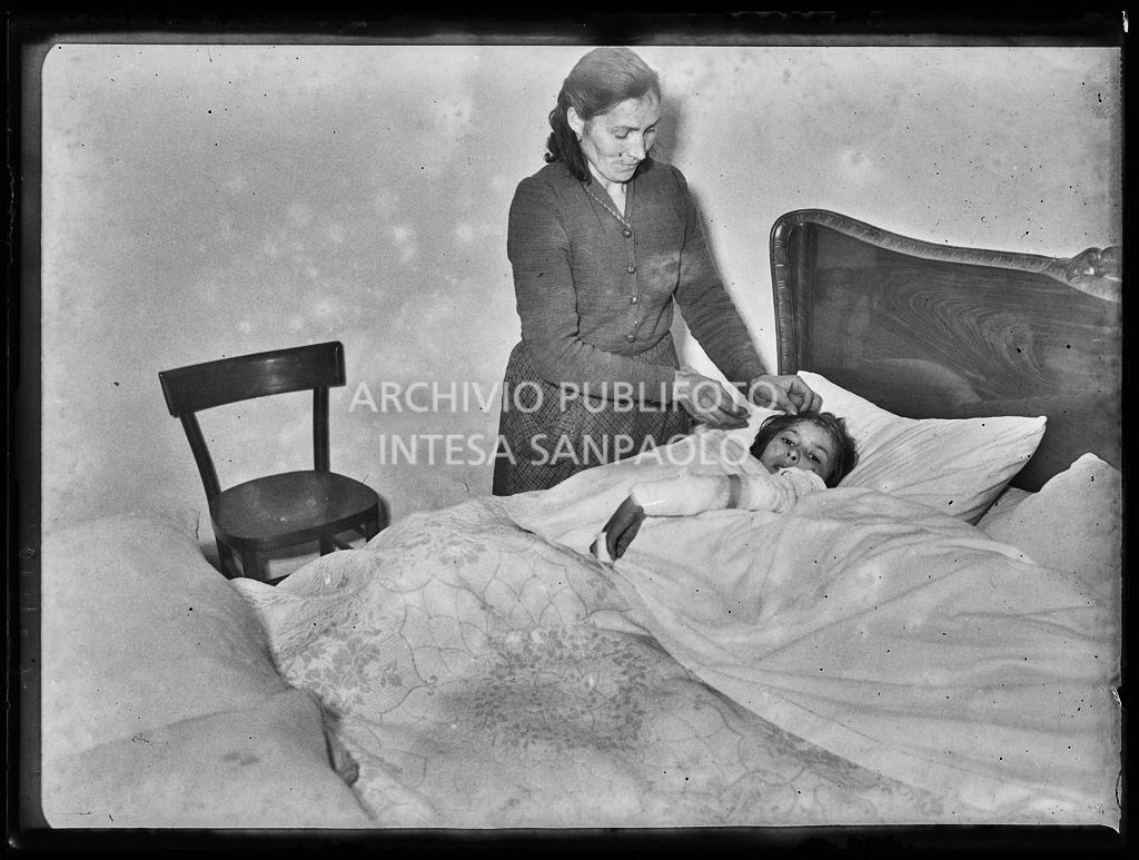 Una bambina ferita a causa dello scoppio di una bomba ad Arese riposa accudita dalla madre<br>201907