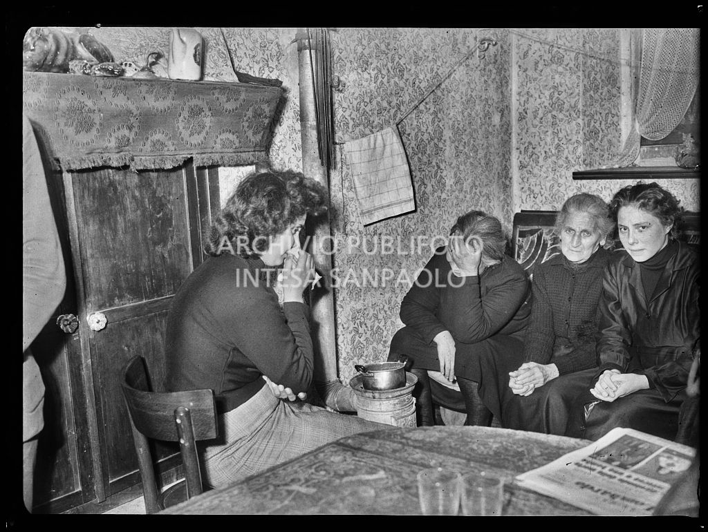 La sorella Maria, la mamma Erminia, la nonna paterna Pierina Bernocchi e la sorella Giuseppina (da sinistra) di Nerina Donati piangono la morte della bambina deceduta a causa dello scoppio di una bomba ad Arese<br>201908