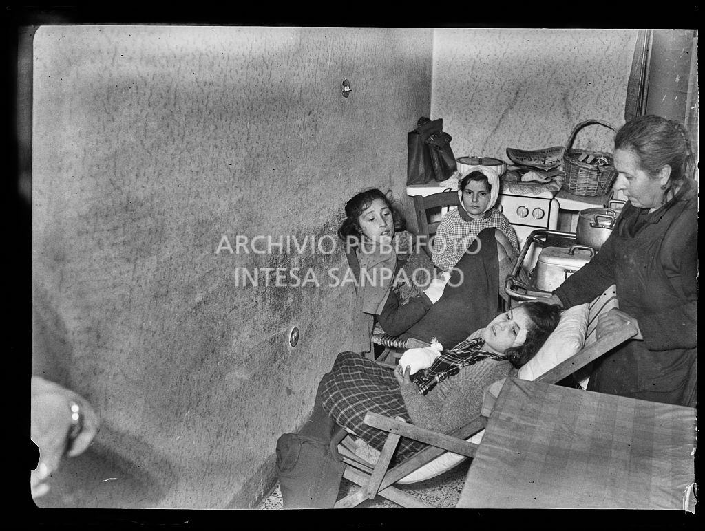 Le bambine (da sinistra) Enrica Cislaghi, Luigia e Maria Damato ferite a causa dello scoppio di una bomba ad Arese<br>201910