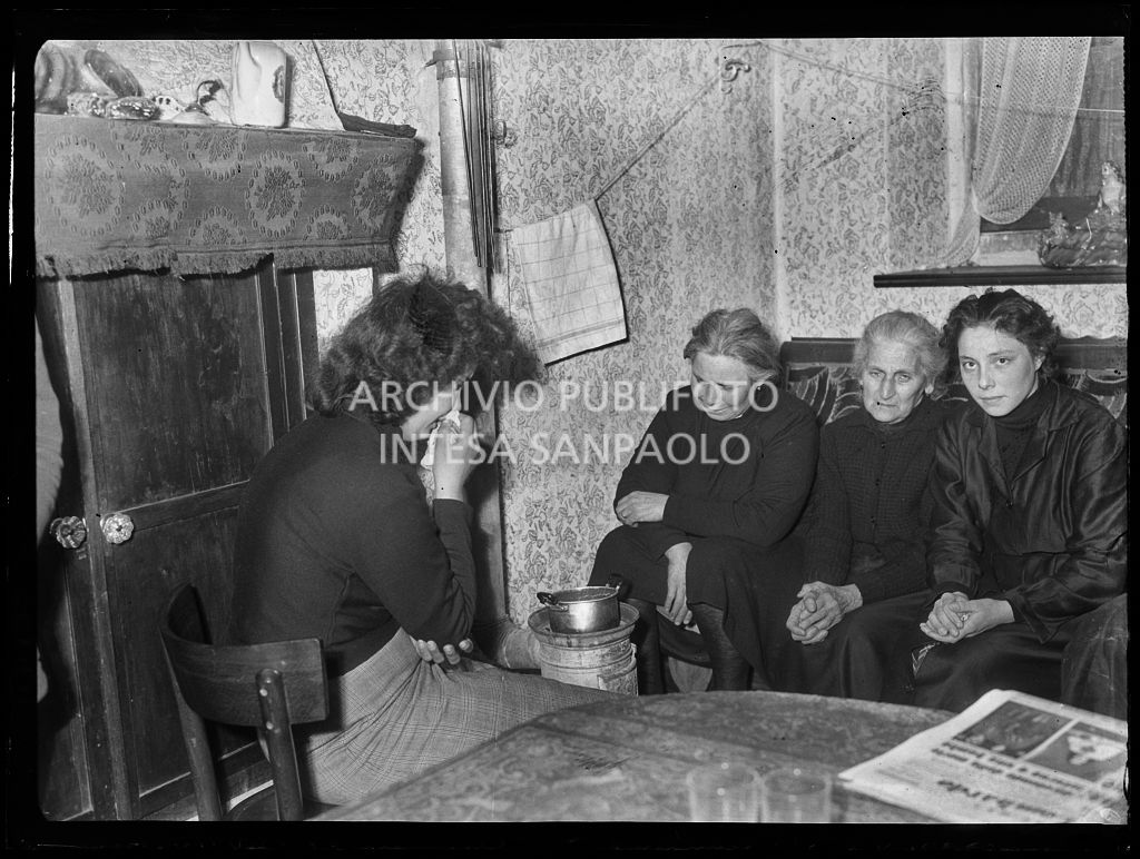 La sorella Maria, la mamma Erminia, la nonna paterna Pierina Bernocchi e la sorella Giuseppina (da sinistra) di Nerina Donati piangono la morte della bambina deceduta a causa dello scoppio di una bomba ad Arese<br>201911