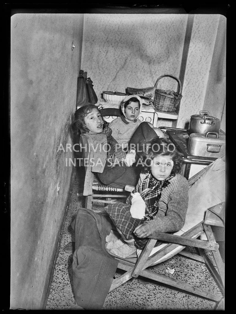 Le bambine (da sinistra) Enrica Cislaghi, Luigia e Maria Damato ferite a causa dello scoppio di una bomba ad Arese<br>201912