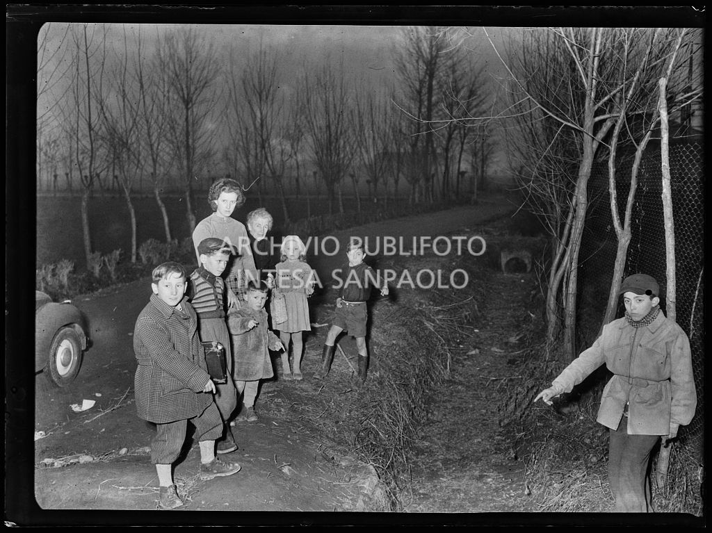 Alcuni bambini mostrano il luogo in cui è stata trovata la bomba scoppiata ad Arese<br>201914