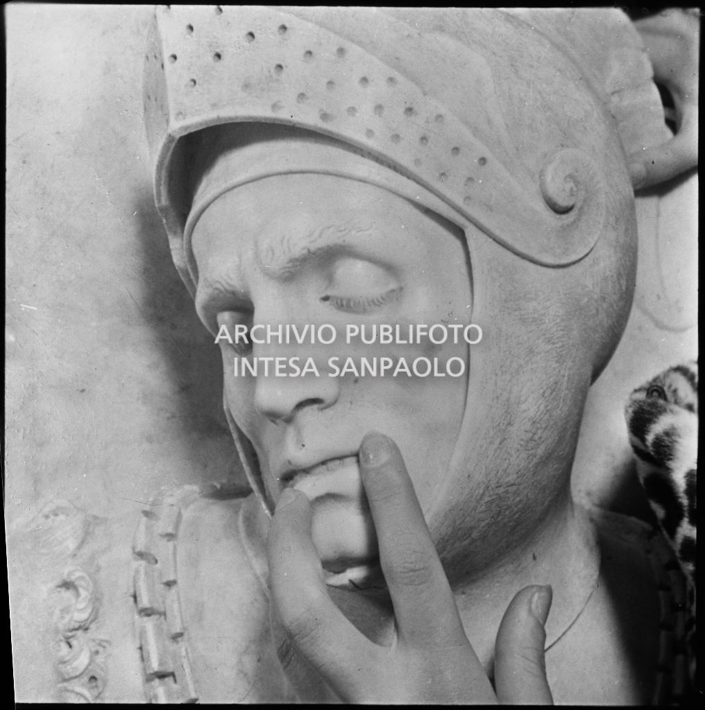 Una donna tocca le labbra della statua di Guidarello Guidarelli conservata nell'Accademia di Belle Arti di Ravenna<br>201915