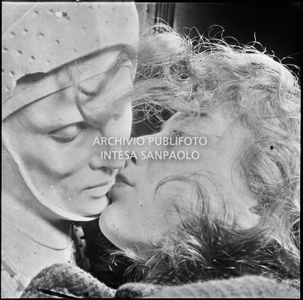 Una donna bacia la statua di Guidarello Guidarelli conservata nell'Accademia di Belle Arti di Ravenna<br>201919