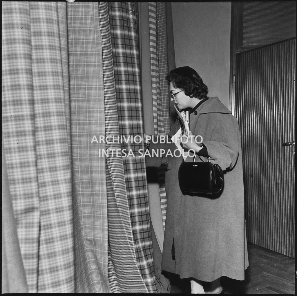 La redattrice di una rivista di moda controlla la qualità dei tessuti in occasione della visita allo stabilimento del Lanificio Marzotto di Manerbio<br>201927