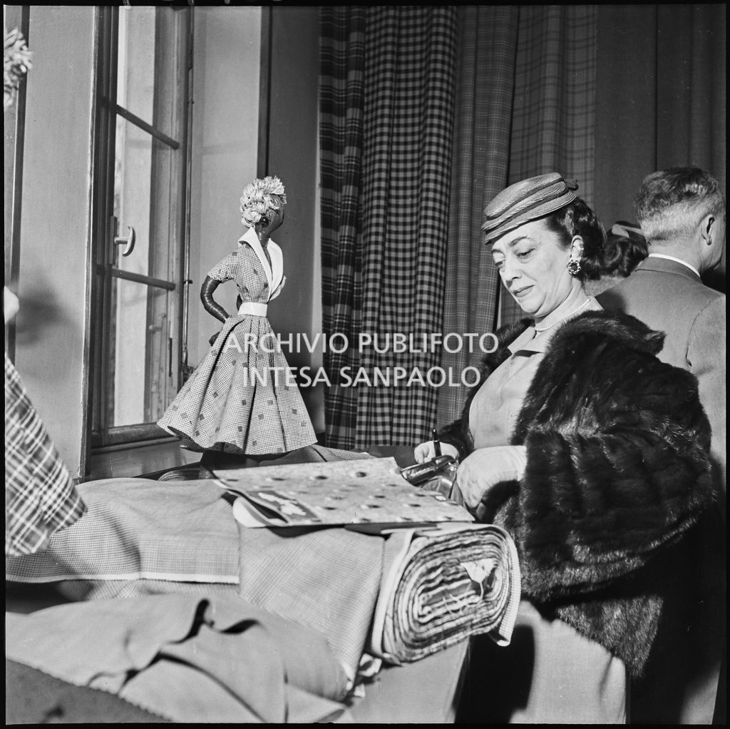 La redattrice di una rivista di moda controlla i campioni dei tessuti in occasione della visita allo stabilimento del Lanificio Marzotto di Manerbio<br>201929