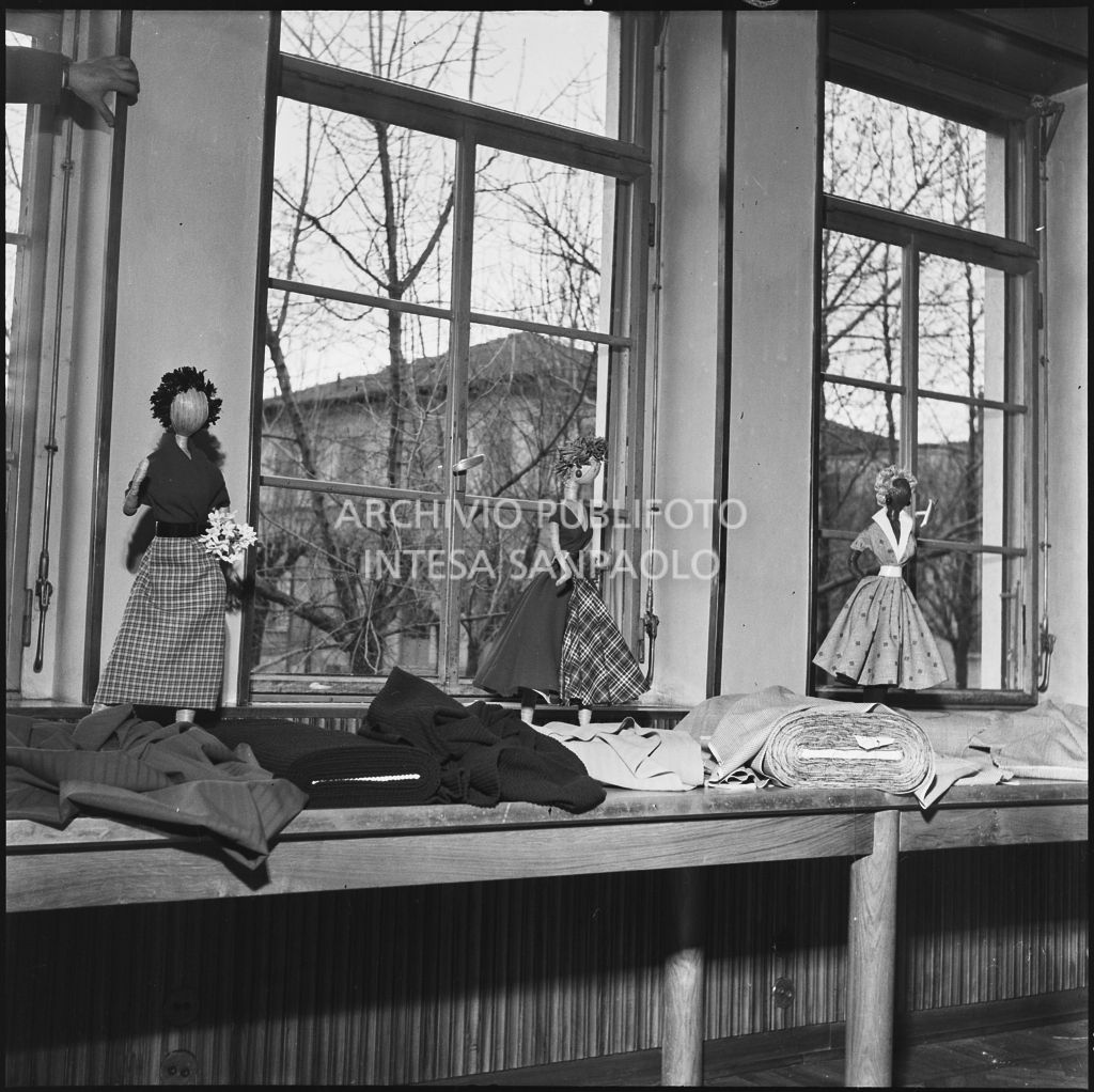 I campioni dei tessuti prodotti allo stabilimento del Lanificio Marzotto di Manerbio e piccoli manichini per l'esposizione<br>201930