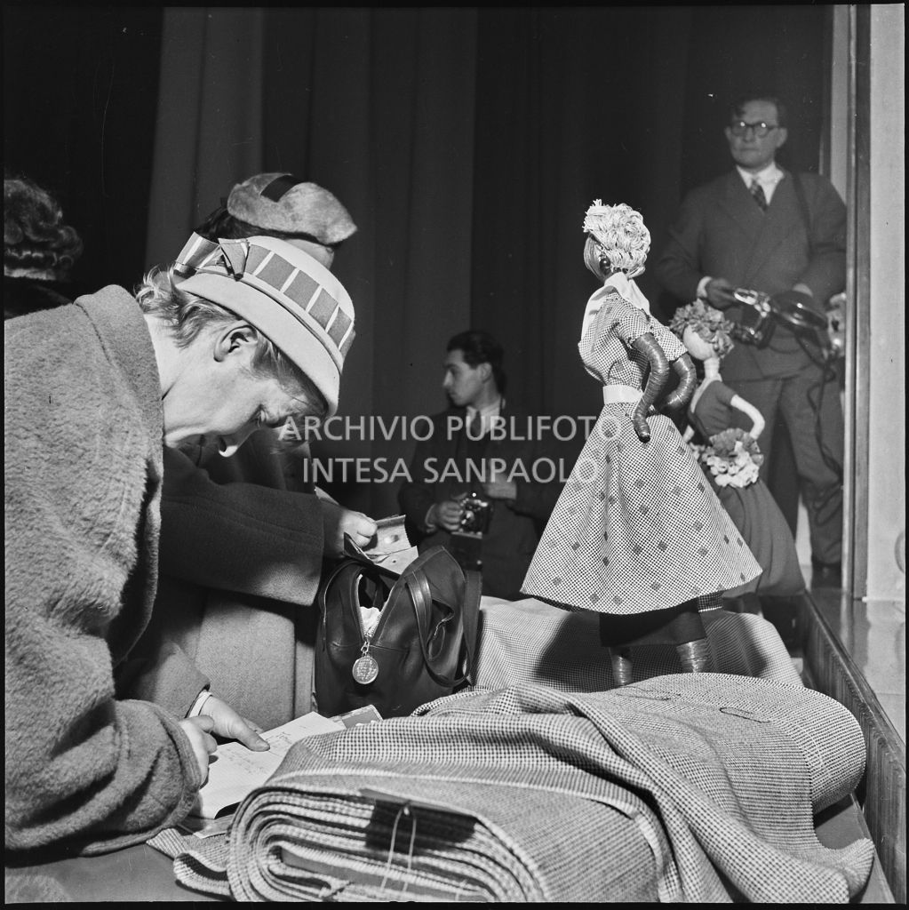 Le redattrici di riviste di moda controllano i campioni dei tessuti in occasione della visita allo stabilimento del Lanificio Marzotto di Manerbio<br>201931