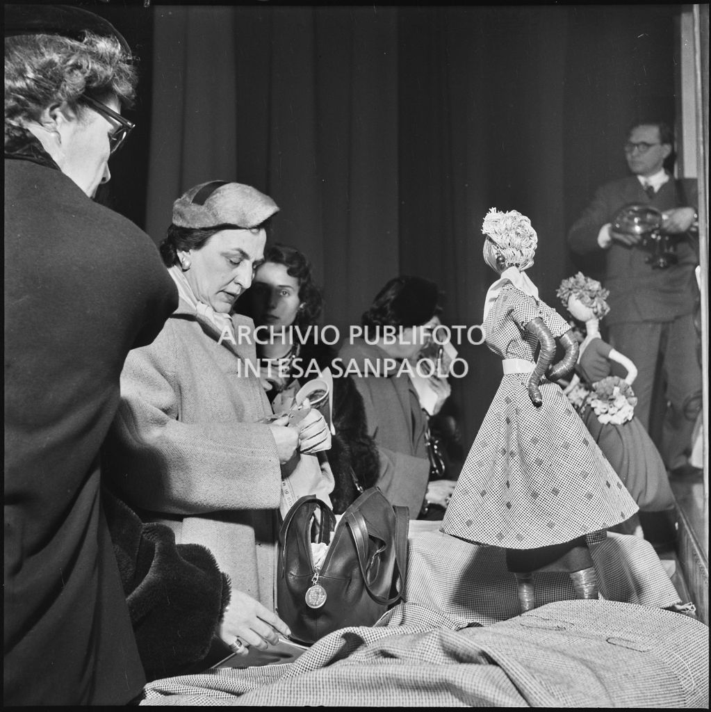 Le redattrici di riviste di moda controllano i campioni dei tessuti in occasione della visita allo stabilimento del Lanificio Marzotto di Manerbio<br>201932