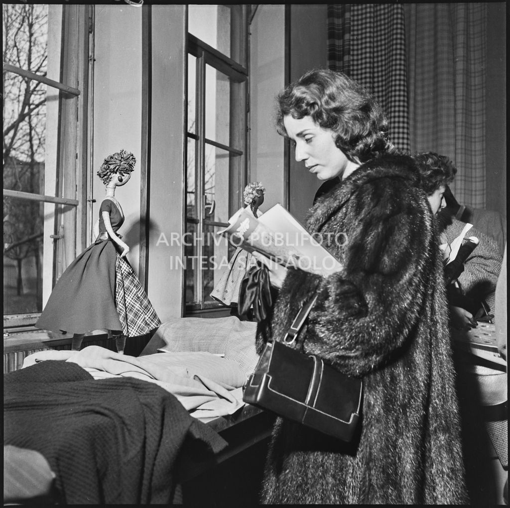 La redattrice di una rivista di moda controlla i campioni dei tessuti in occasione della visita allo stabilimento del Lanificio Marzotto di Manerbio<br>201933