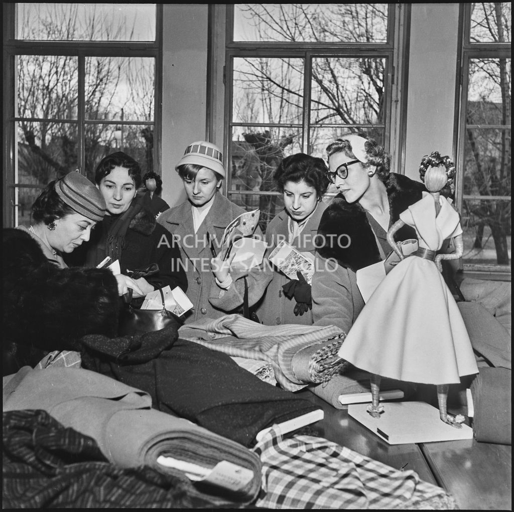 Le redattrici di riviste di moda controllano i campioni dei tessuti in occasione della visita allo stabilimento del Lanificio Marzotto di Manerbio<br>201934