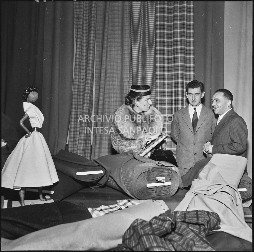 La redattrice di una rivista di moda in compagnia di Paolo Marzotto (al centro) in occasione della visita allo stabilimento del Lanificio Marzotto di Manerbio<br>201935