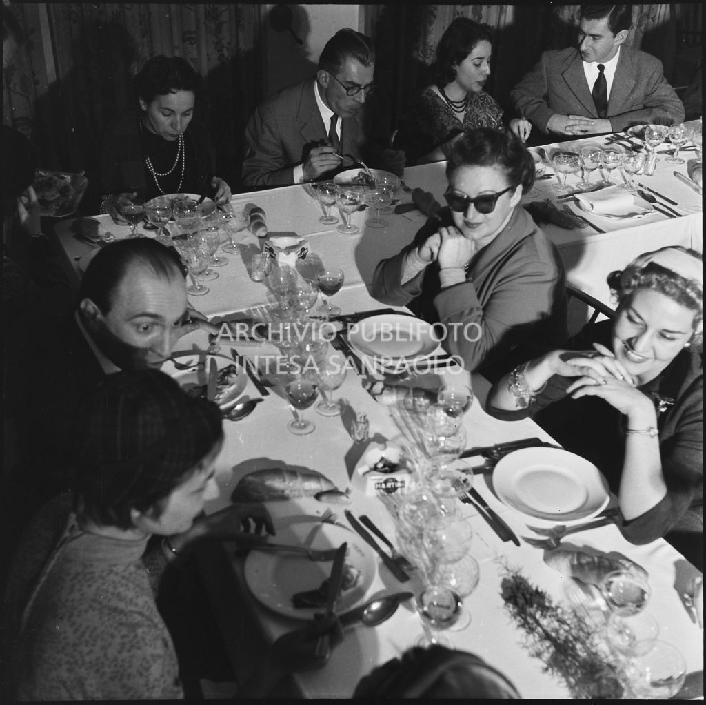 Banchetto organizzato in occasione della visita delle redattrici delle riviste di moda allo stabilimento del Lanificio Marzotto a Manerbio. Sullo sfondo Paolo Marzotto (primo da destra)<br>201937