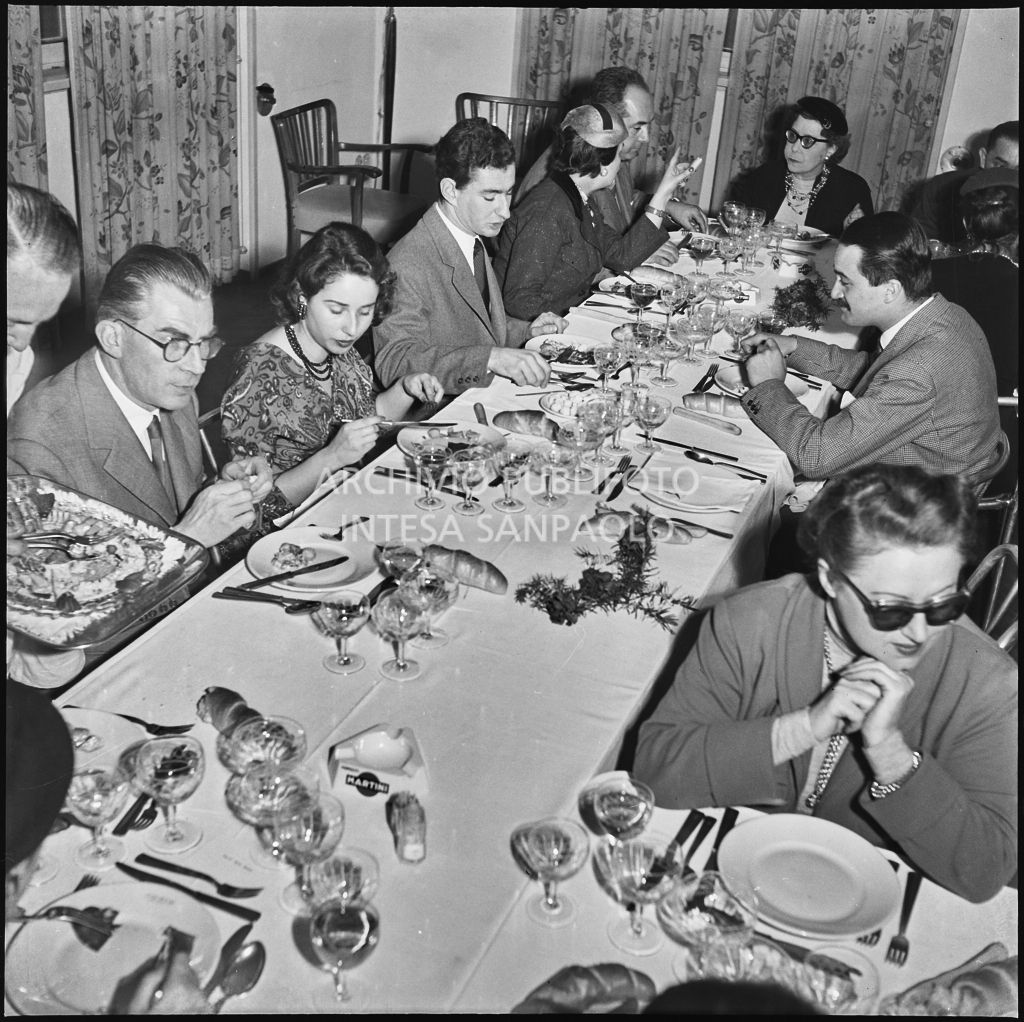 Paolo Marzotto (secondo da sinistra) al banchetto organizzato in occasione della visita delle redattrici delle riviste di moda allo stabilimento del Lanificio Marzotto a Manerbio<br>201938