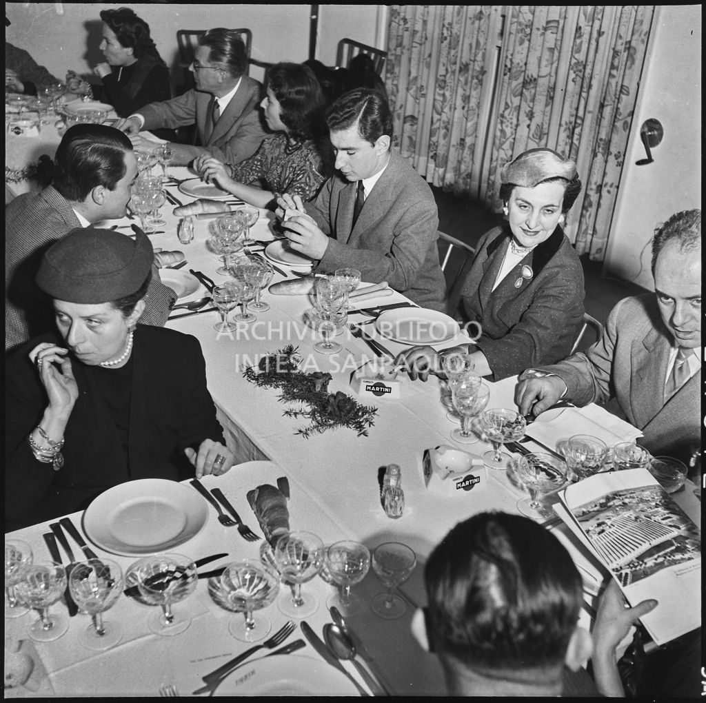 Paolo Marzotto (secondo da destra) al banchetto organizzato in occasione della visita delle redattrici delle riviste di moda allo stabilimento del Lanificio Marzotto a Manerbio<br>201942