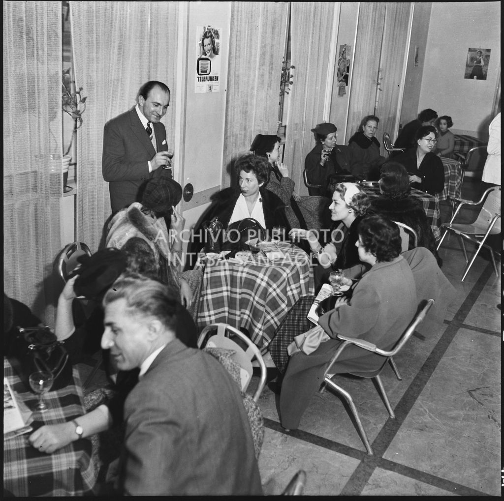 Le redattrici di riviste di moda in un momento di pausa in occasione della visita allo stabilimento del Lanificio Marzotto a Manerbio<br>201943