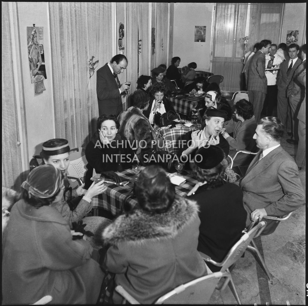 Le redattrici di riviste di moda in un momento di pausa in occasione della visita allo stabilimento del Lanificio Marzotto a Manerbio<br>201944