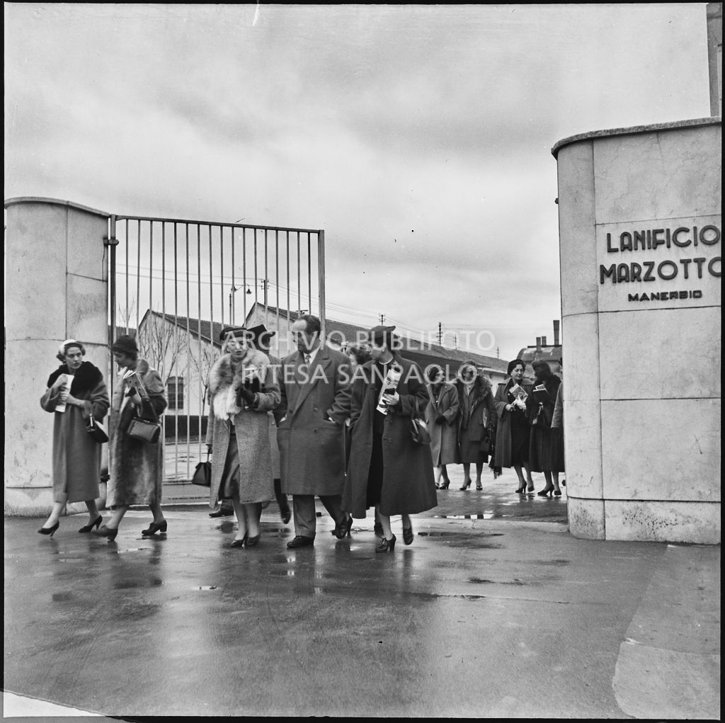 Le redattrici di riviste di moda escono dallo stabilimento del Lanificio Marzotto a Manerbio in occasione di una loro visita<br>201945