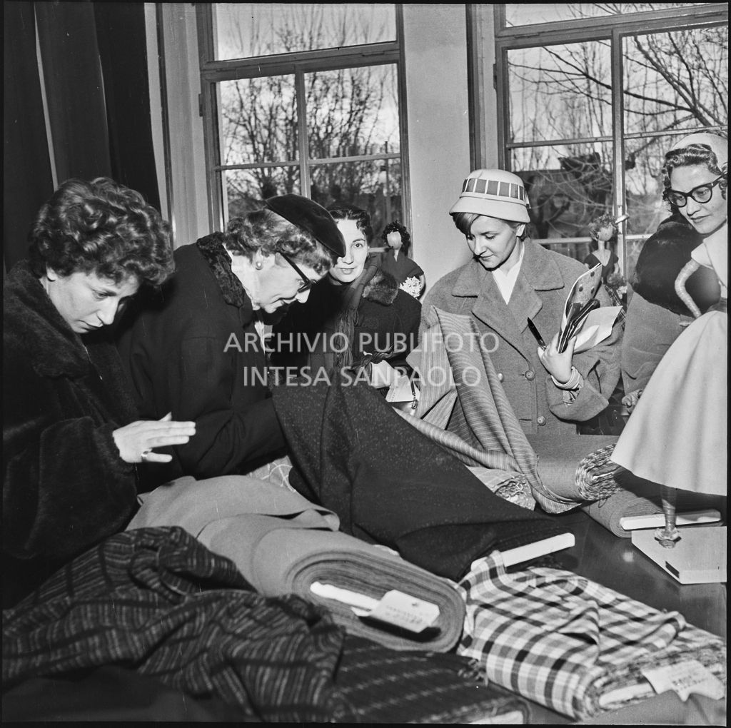 Le redattrici di riviste di moda controllano la qualità dei tessuti in occasione della visita allo stabilimento del Lanificio Marzotto di Manerbio<br>201946