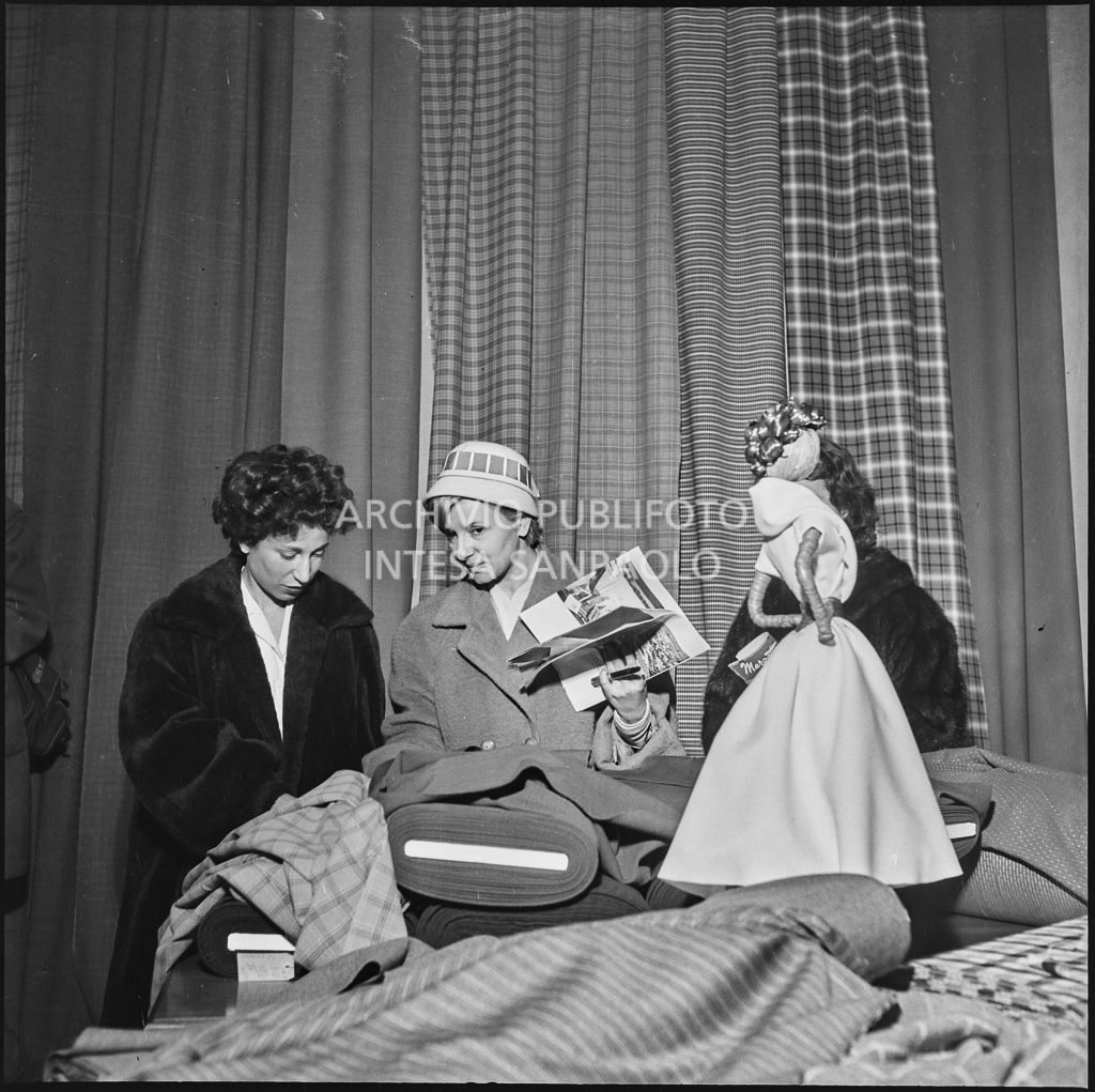 Le redattrici di riviste di moda controllano la qualità dei tessuti in occasione della visita allo stabilimento del Lanificio Marzotto di Manerbio<br>201947