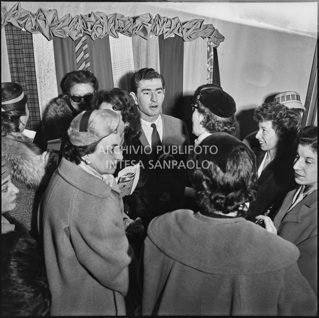 Paolo Marzotto circondato dalle redattrici di riviste di moda in occasione della loro visita allo stabilimento del Lanificio Marzotto di Manerbio<br>201948