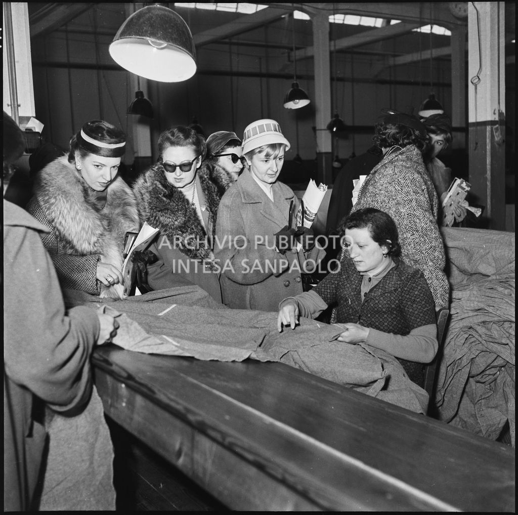 Le redattrici delle riviste di moda sulla linea di produzione dei tessuti in occasione della visita allo stabilimento del Lanificio Marzotto di Manerbio<br>201952