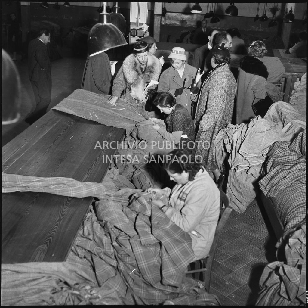 Le redattrici delle riviste di moda sulla linea di produzione dei tessuti in occasione della visita allo stabilimento del Lanificio Marzotto di Manerbio<br>201953