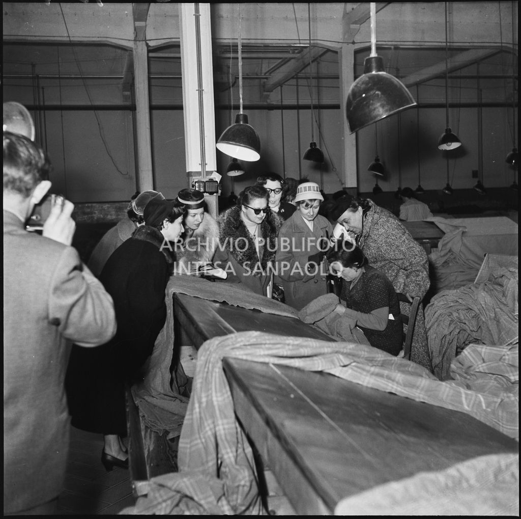 Le redattrici delle riviste di moda sulla linea di produzione dei tessuti in occasione della visita allo stabilimento del Lanificio Marzotto di Manerbio<br>201954