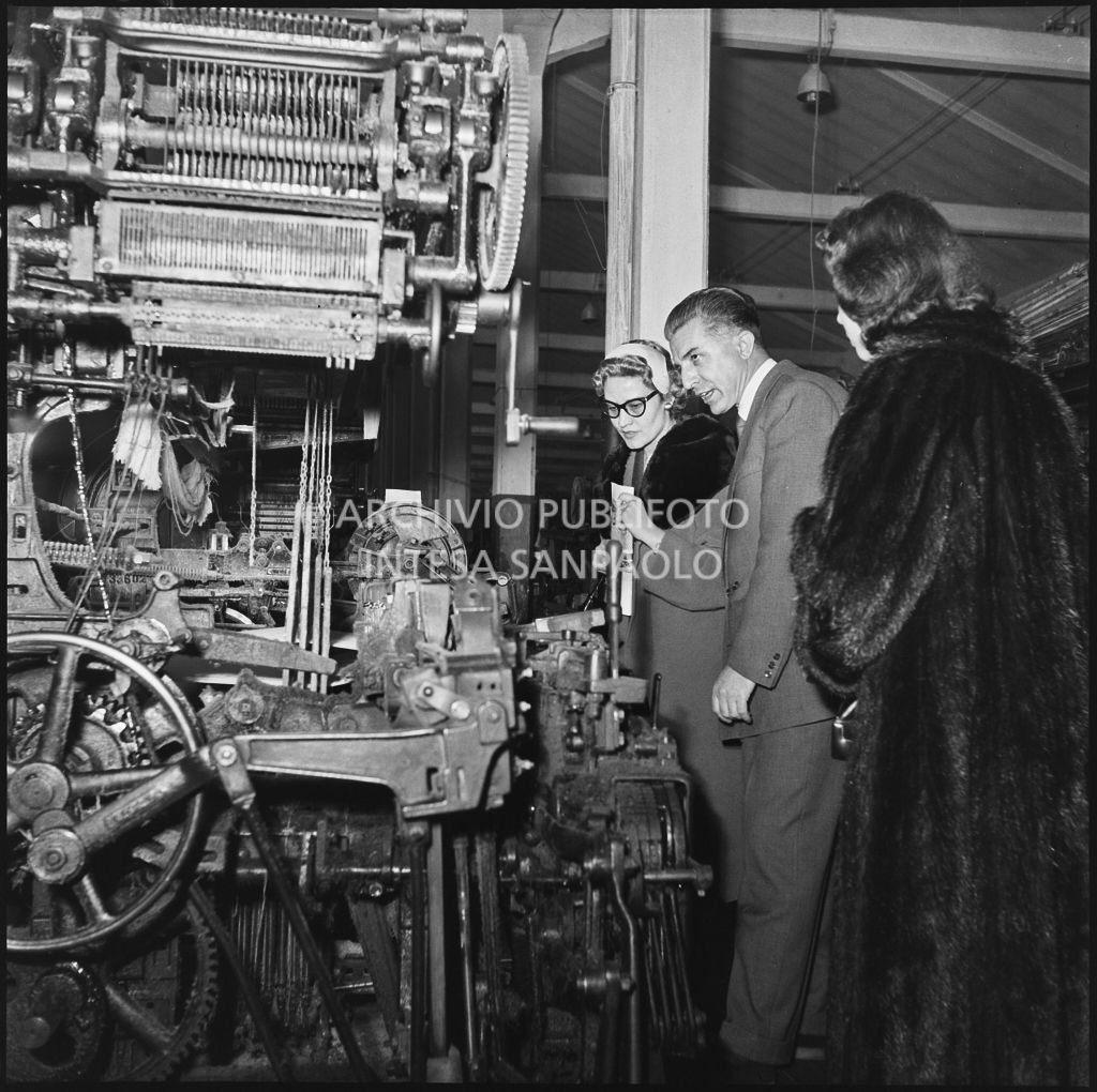 Le redattrici delle riviste di moda osservano una macchina per la produzione di tessuti in occasione della visita allo stabilimento del Lanificio Marzotto di Manerbio<br>201955